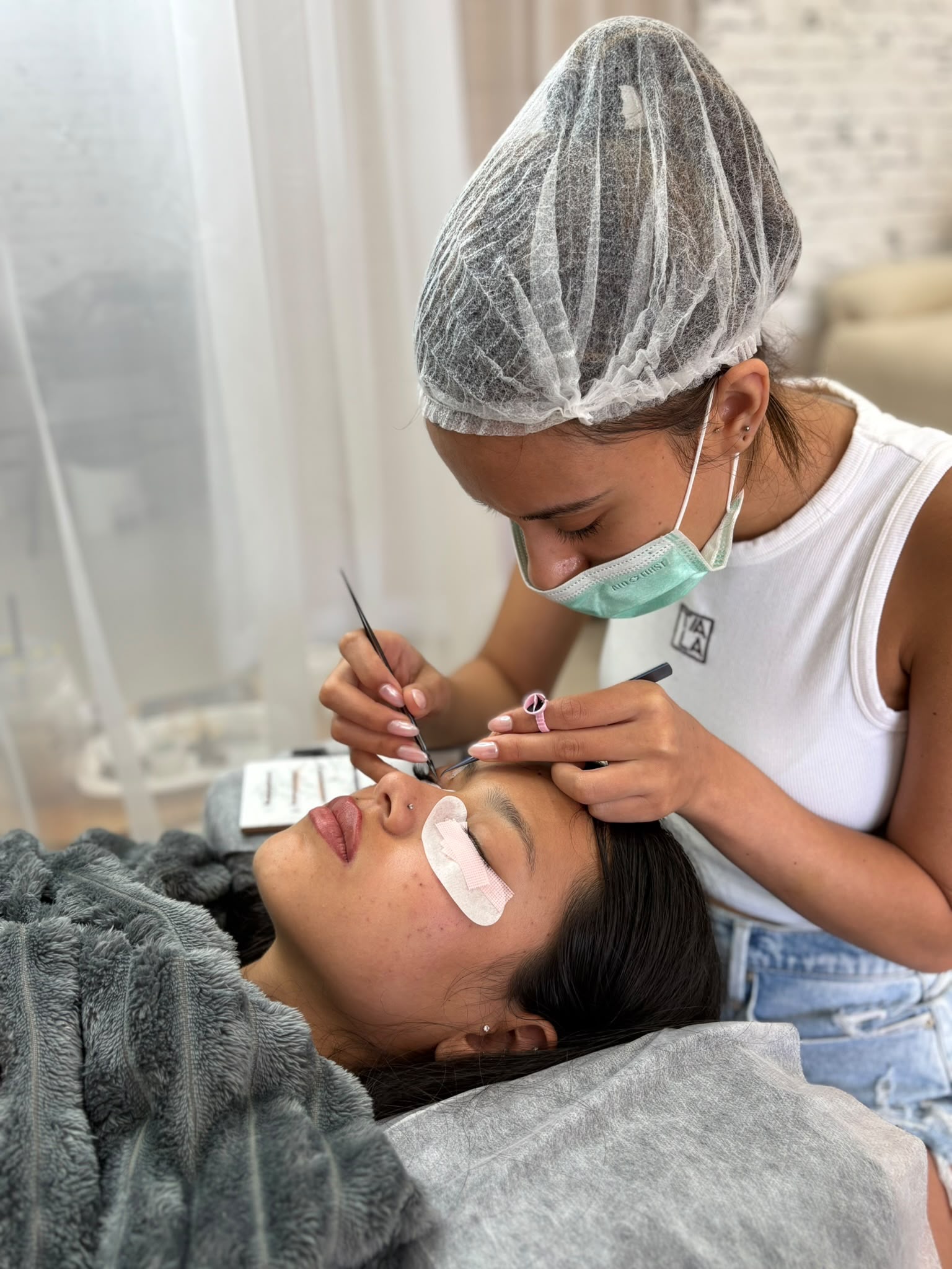 Applying lash extensions with precision